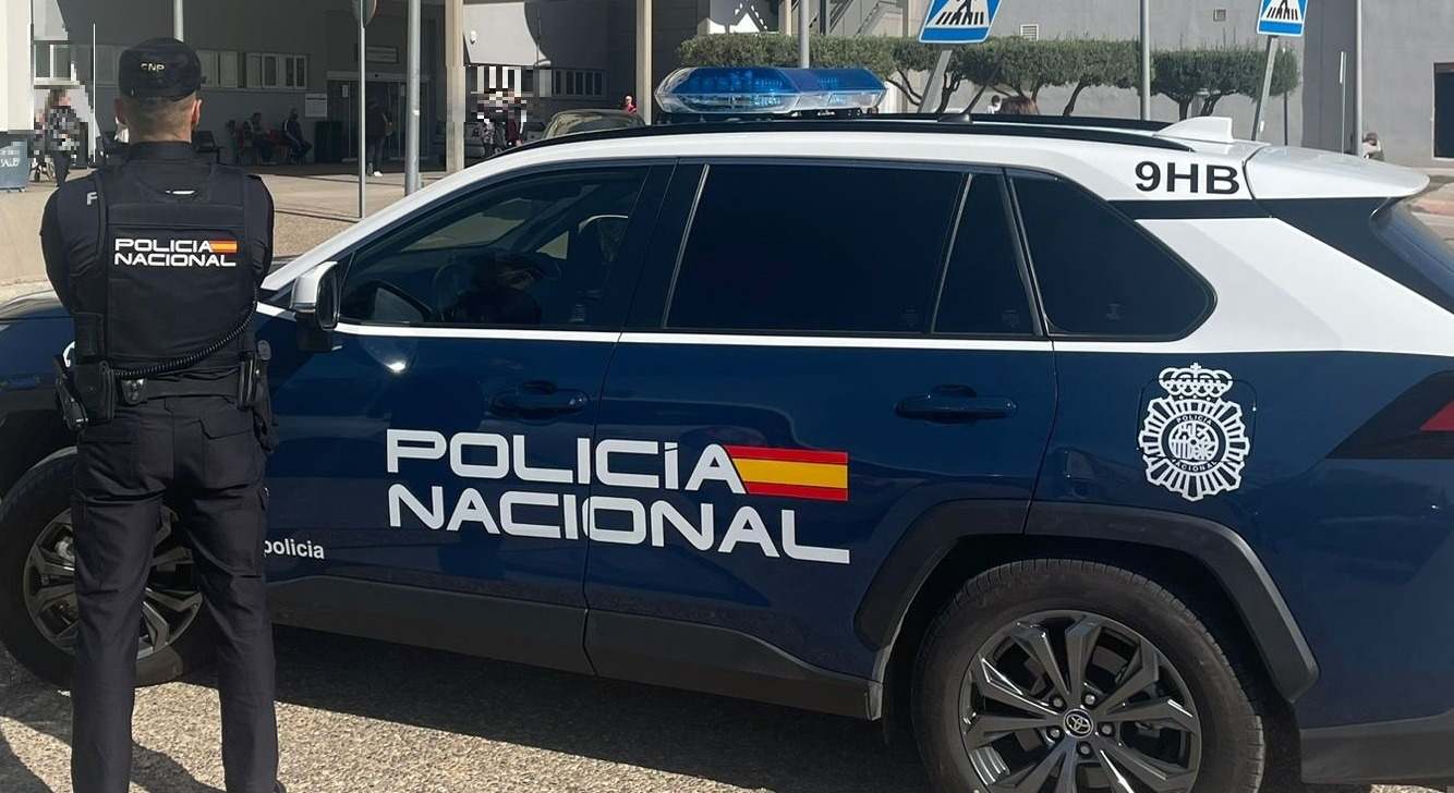 Imagen de un Policía Nacional y un coche.