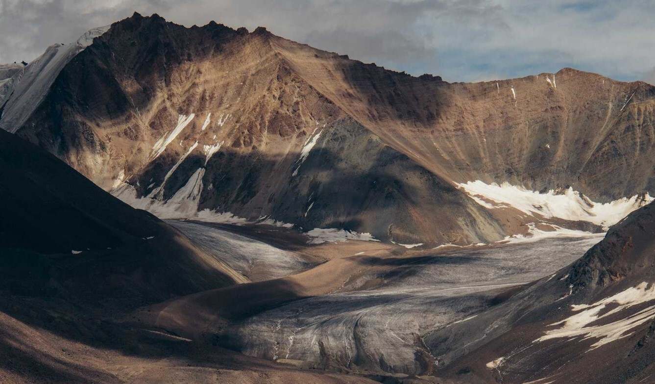 El retroceso de los glaciares es un fenómeno global. El glaciar Chandran, en la India, es un ejemplo notable del cambio glacial en Asia