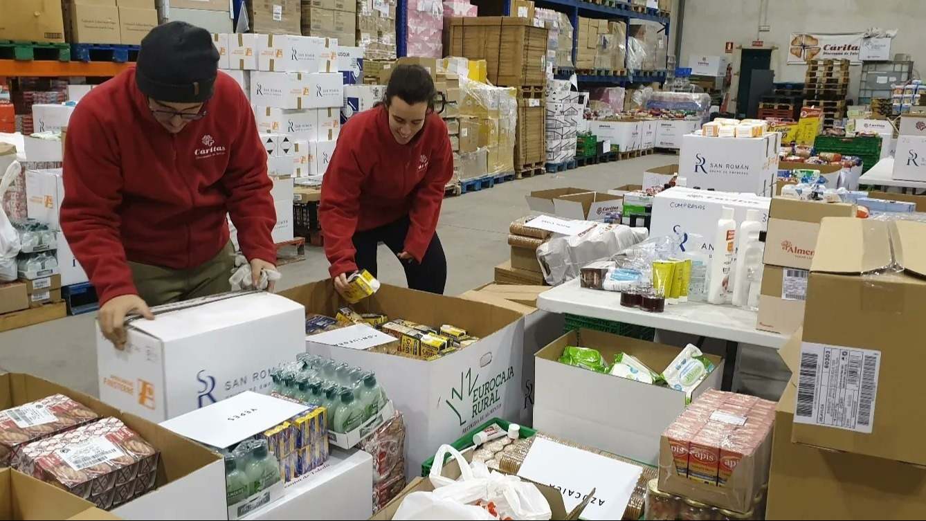 Voluntarios recogen comida