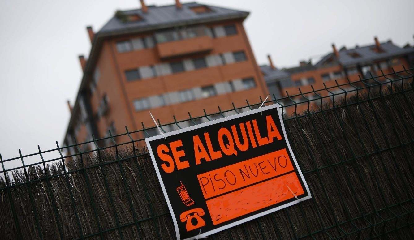 Vista del cartel de una vivienda en alquiler.