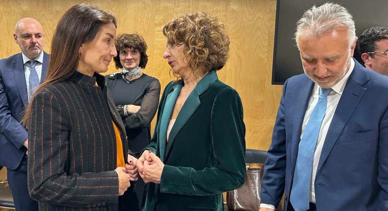 La consellera de Hacienda, Ruth Merino, con María Jesús Montero.