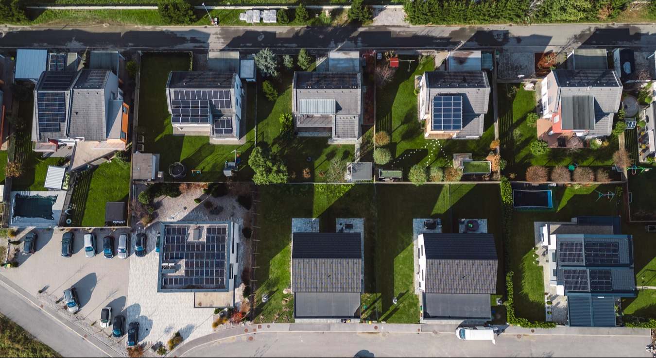 paneles solares sobre los tejados de una urbanización de viviendas