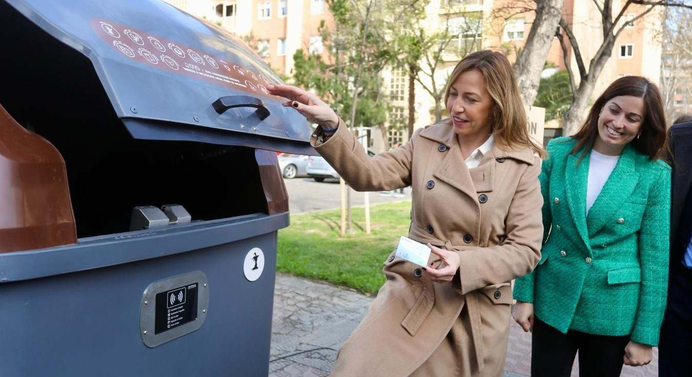Alcaldesa de Zaragoza, acto contenedores marrones