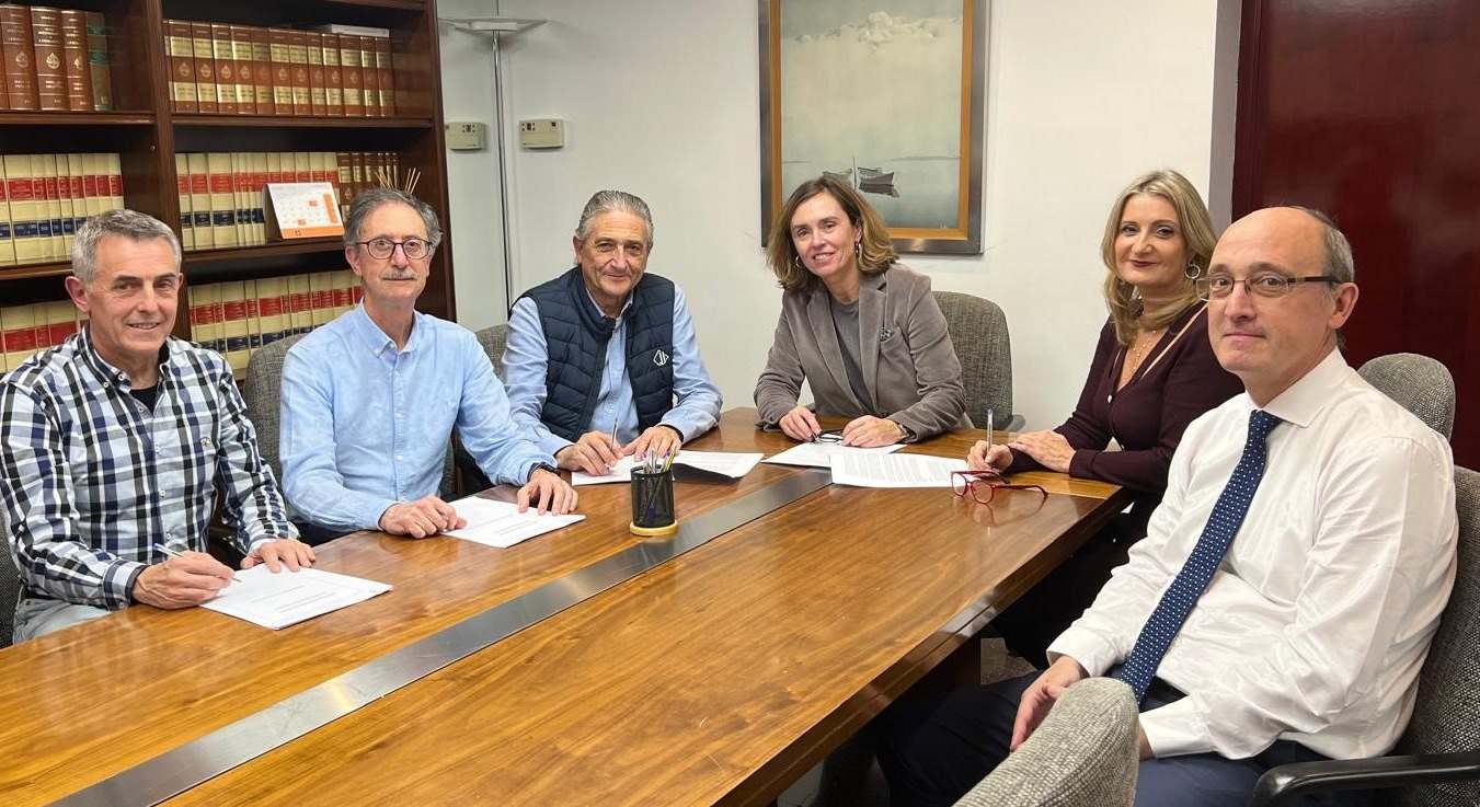 Elisa Tarazona, consejera delegada del grupo Ribera, en el centro, durante la firma de la compra