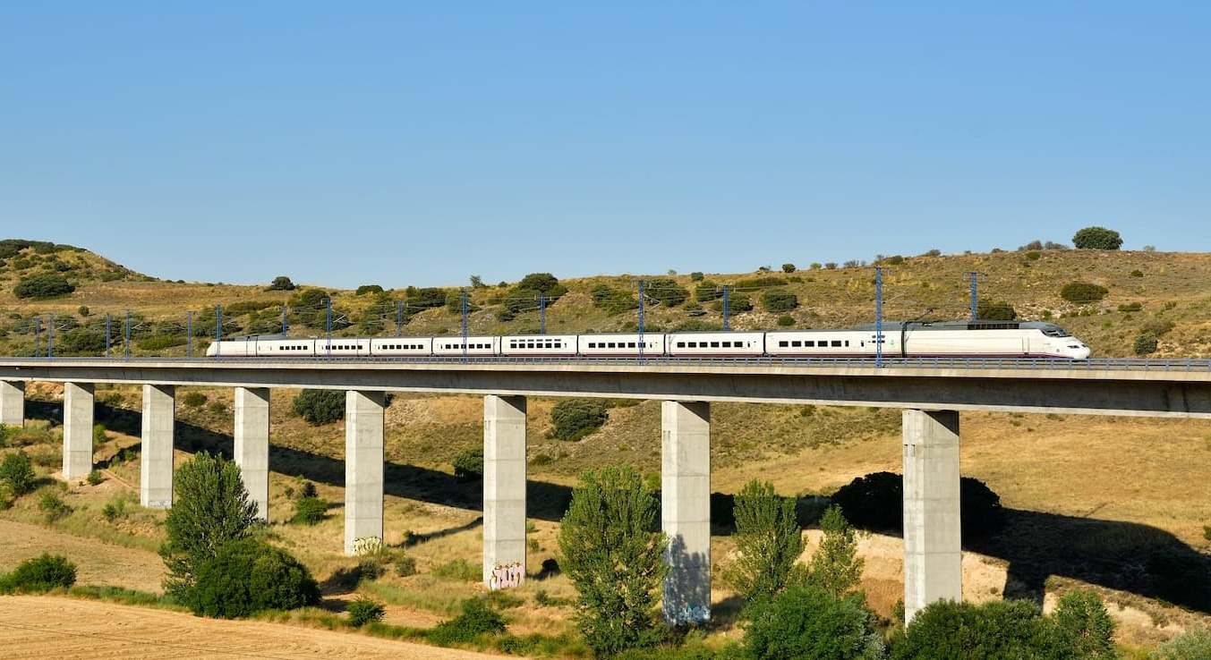 Tren de la serie 100 de Renfe haciendo un Madrid-Huesca a su paso por Los Santos de la Humosa. / Cesare Sapienza