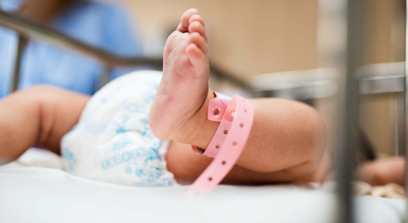 Niño en una cuna de hospital
