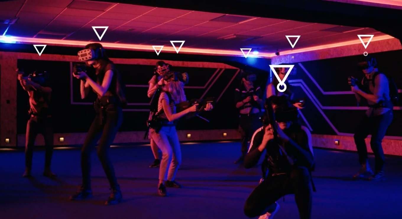 Un grupo de jugadores en una sala de Virtual Zone.