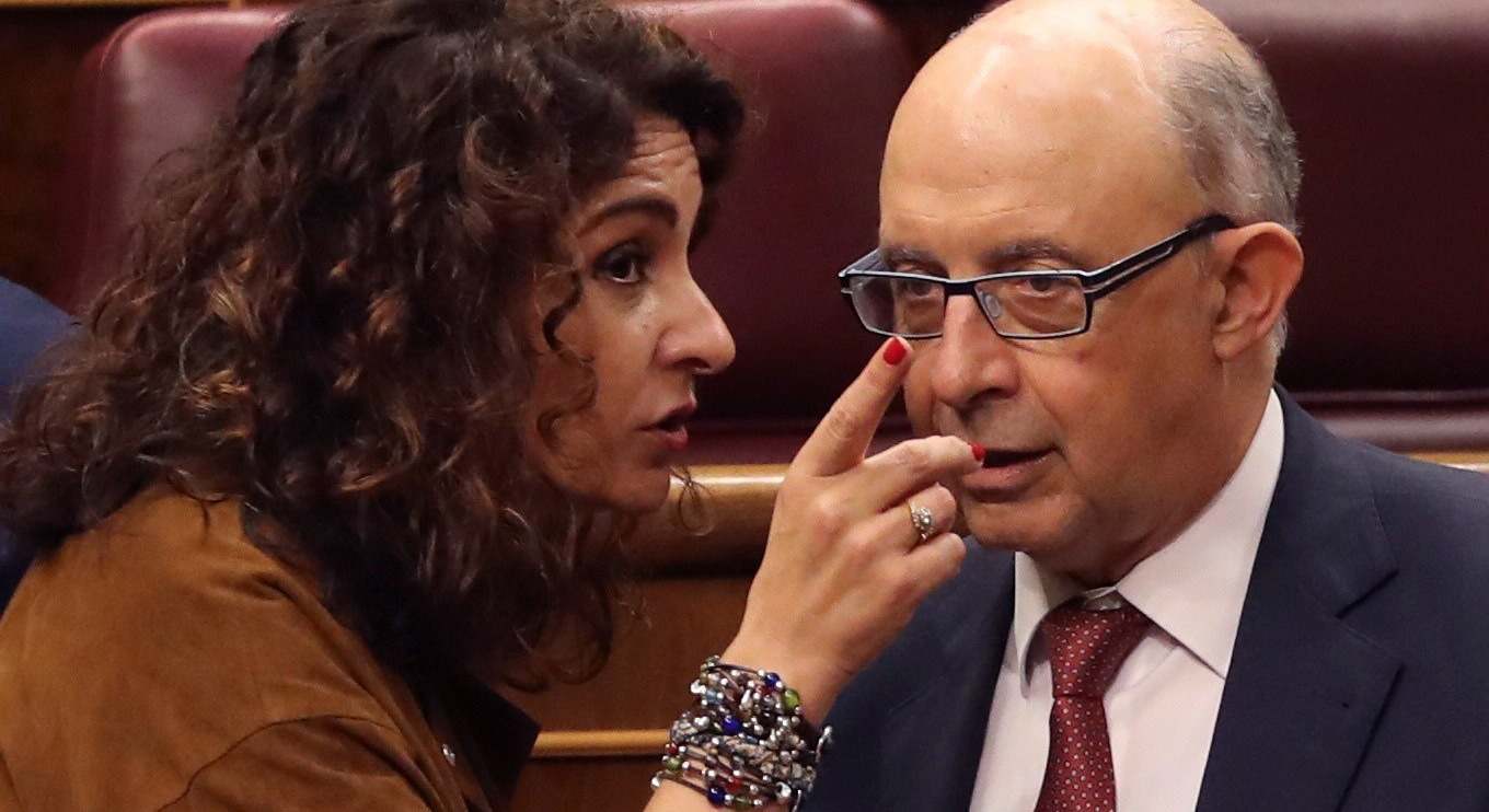 La vicepresidenta primera y ministra de Hacienda, María Jesús Montero y el exministro de Hacienda, Cristóbal Montoro.