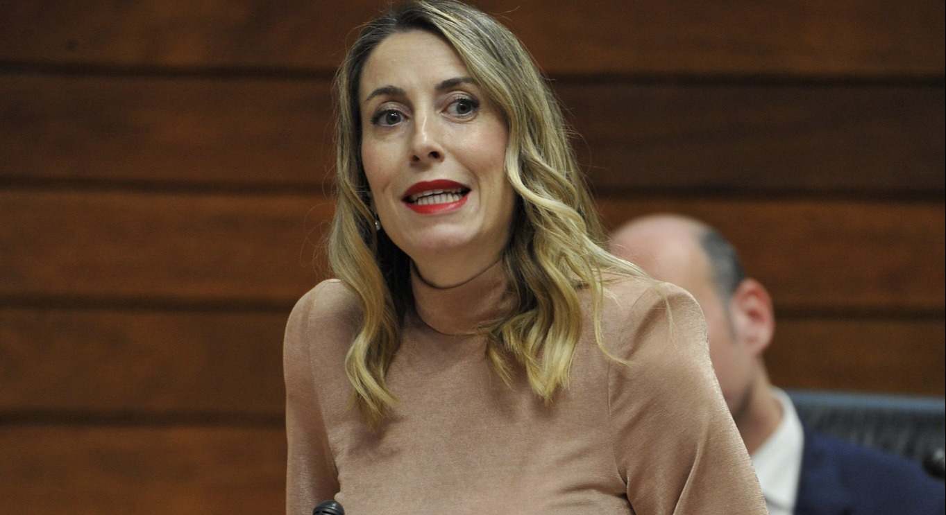 La presidenta de Extremadura, María Guardiola, en sesión parlamentaria