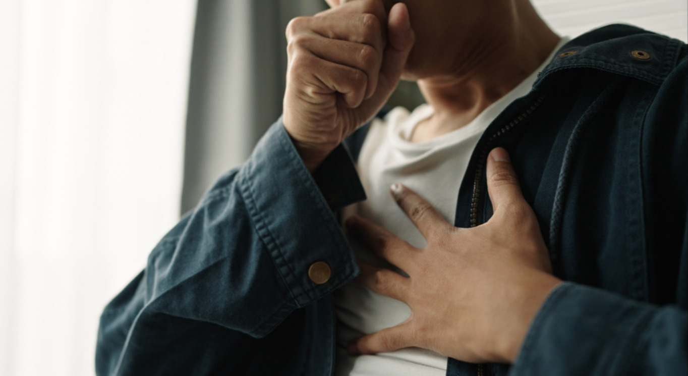 La hernia de hiato es una afección relativamente común en personas de mediana edad. Te contamos si es grave, además de sus síntomas, posibles causas y tratamiento.