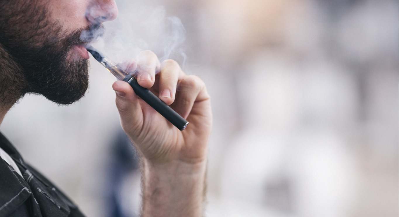 Los cigarrillos electrónicos se han convertido en alguno muy populares en los últimos años. Descubre en este artículo si son dañinos para tu salud.