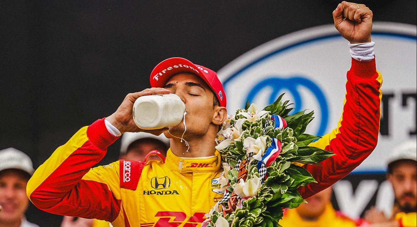 Alex Palou bebiendo leche tras ganar las 500 Millas de Indianápolis