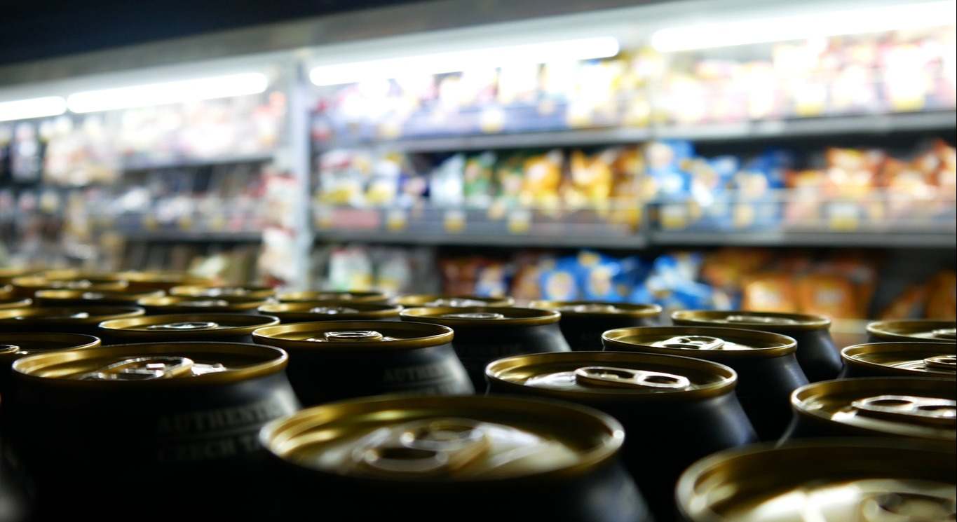 cervezas en un estante del supermercado