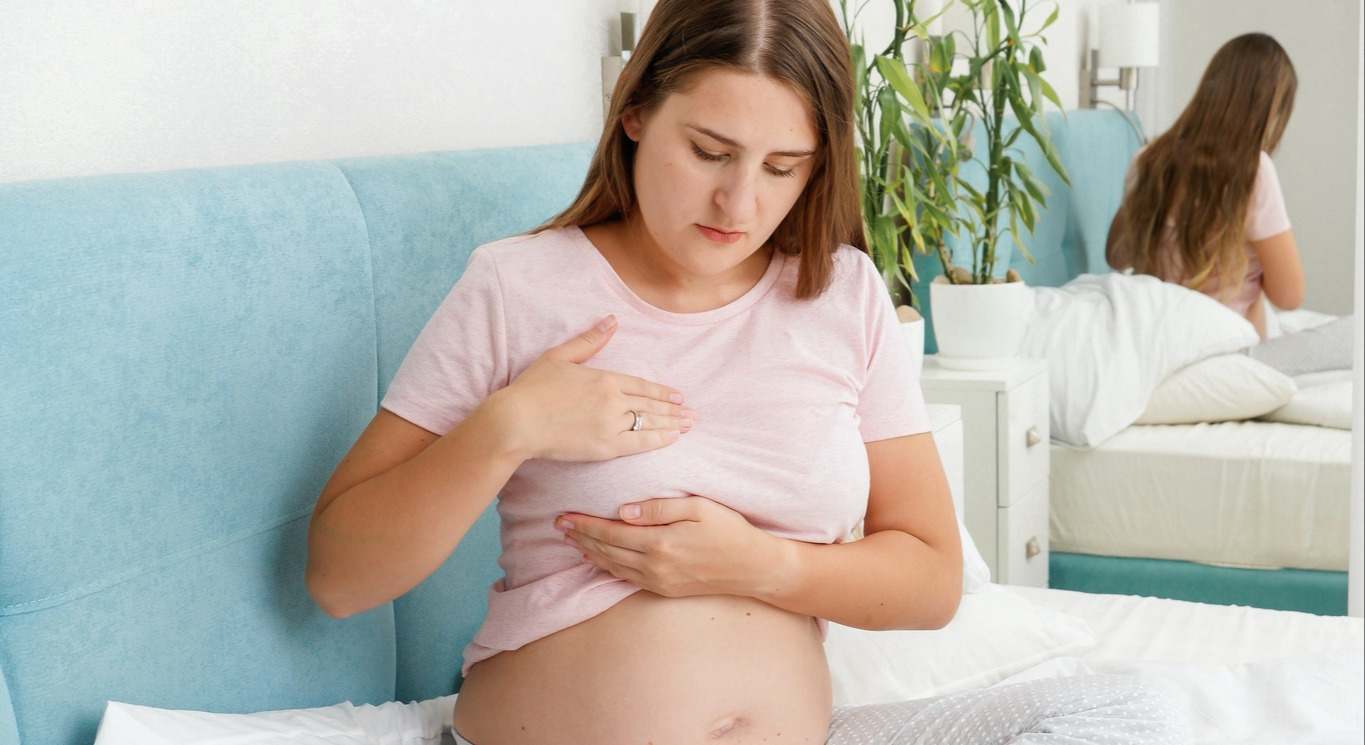 Durante la lactancia materna es posible que la mujer experimente mastitis. Descubre en este artículo qué es y cómo prevenirla.