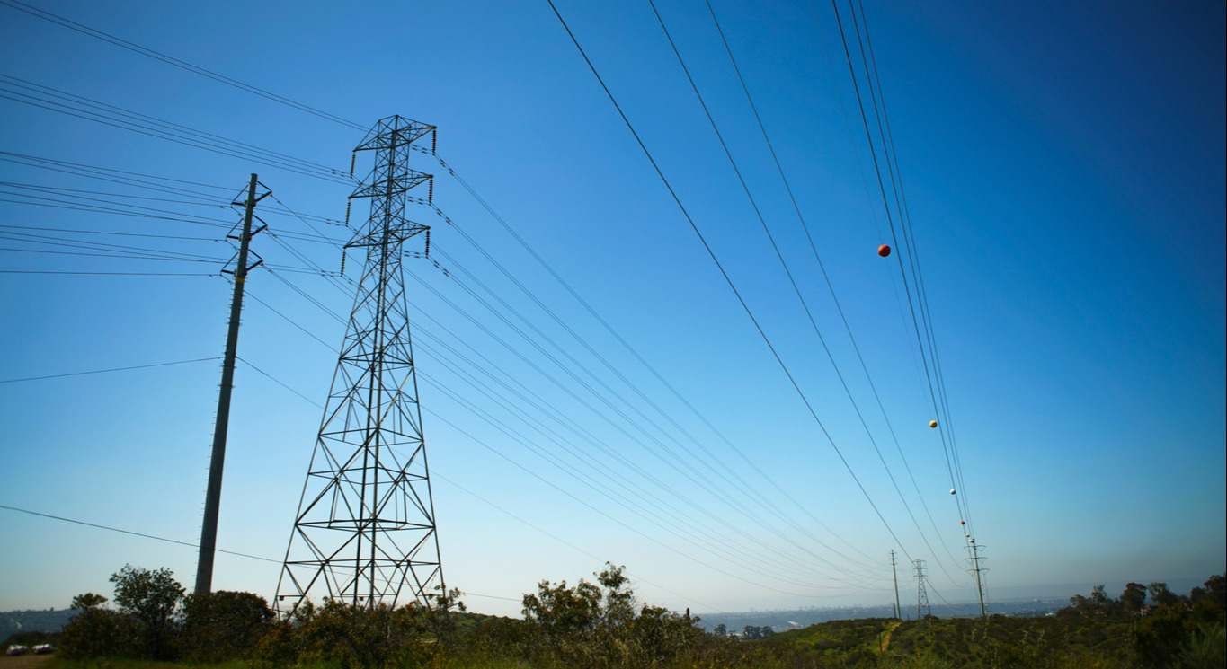 Líneas y torres de alta tensión. / iStock