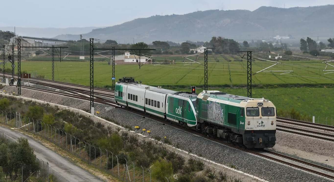 Trenes de Adif a su paso por Bobadilla (Málaga). / Cesare Sapienza