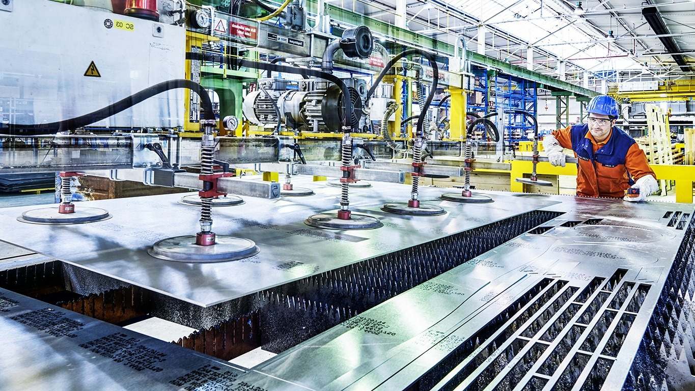 Un operario de VDM Metals. EE
