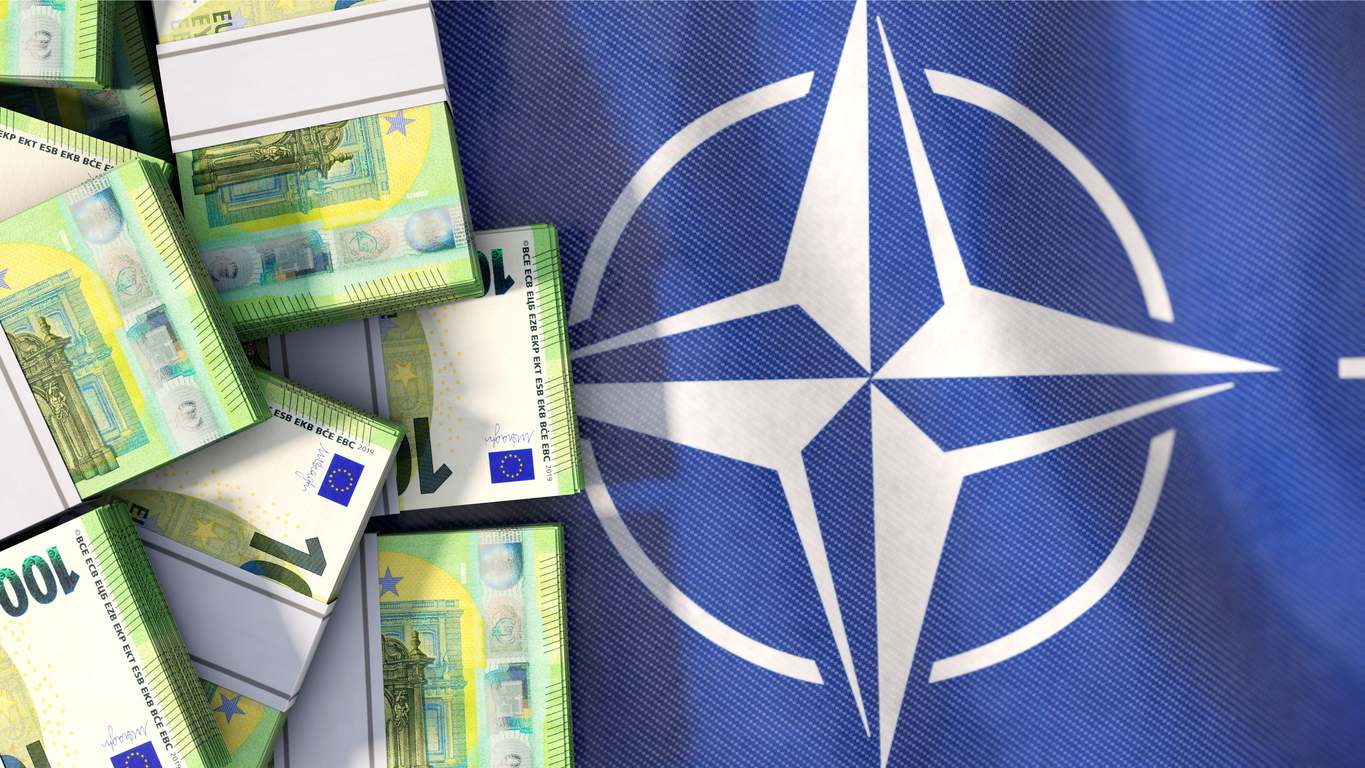 Bandera la OTAN con billetes