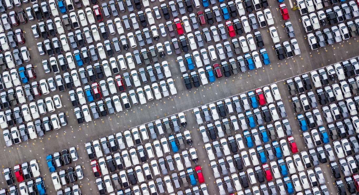 Línea de automóviles listos para la exportación
