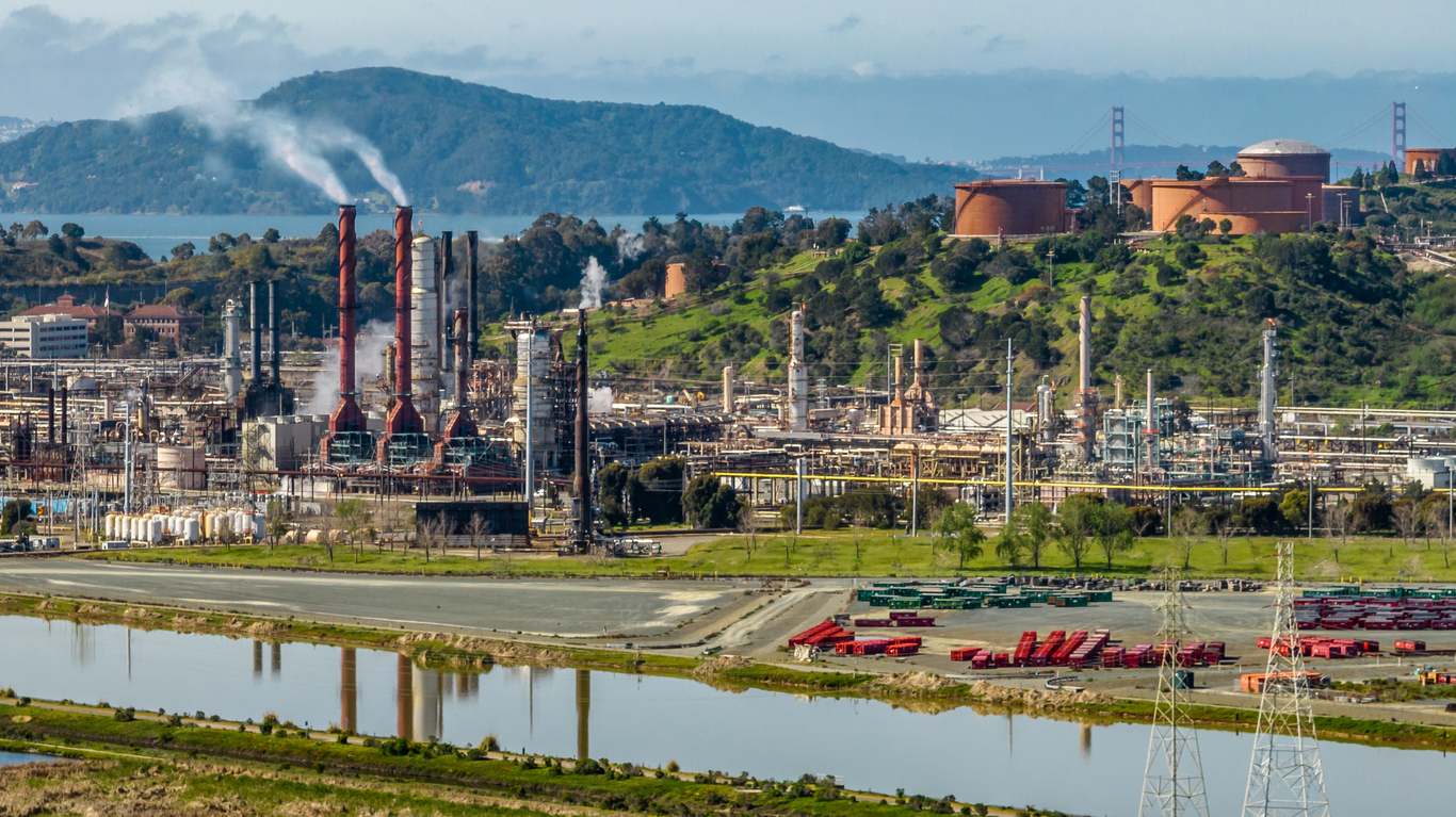 Una empresa emitiendo gases de efecto invernadero