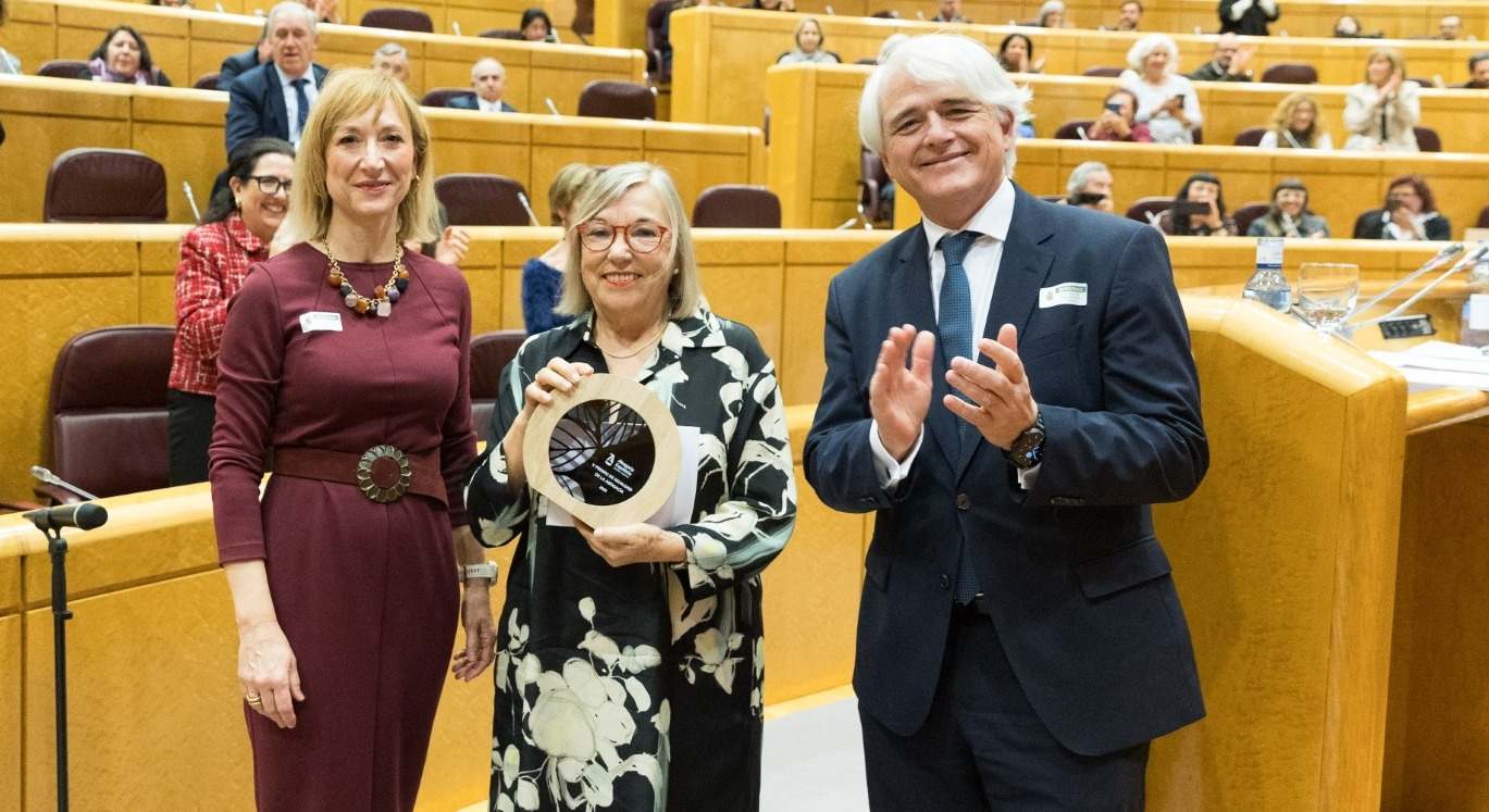 De izq. a dcha: Marga Cerro, vicesecretaria general de la Abogacía y presidenta de su comisión de Igualdad, la premiada Altamira Gonzalo y el presidente de la Abogacía, Salvador González