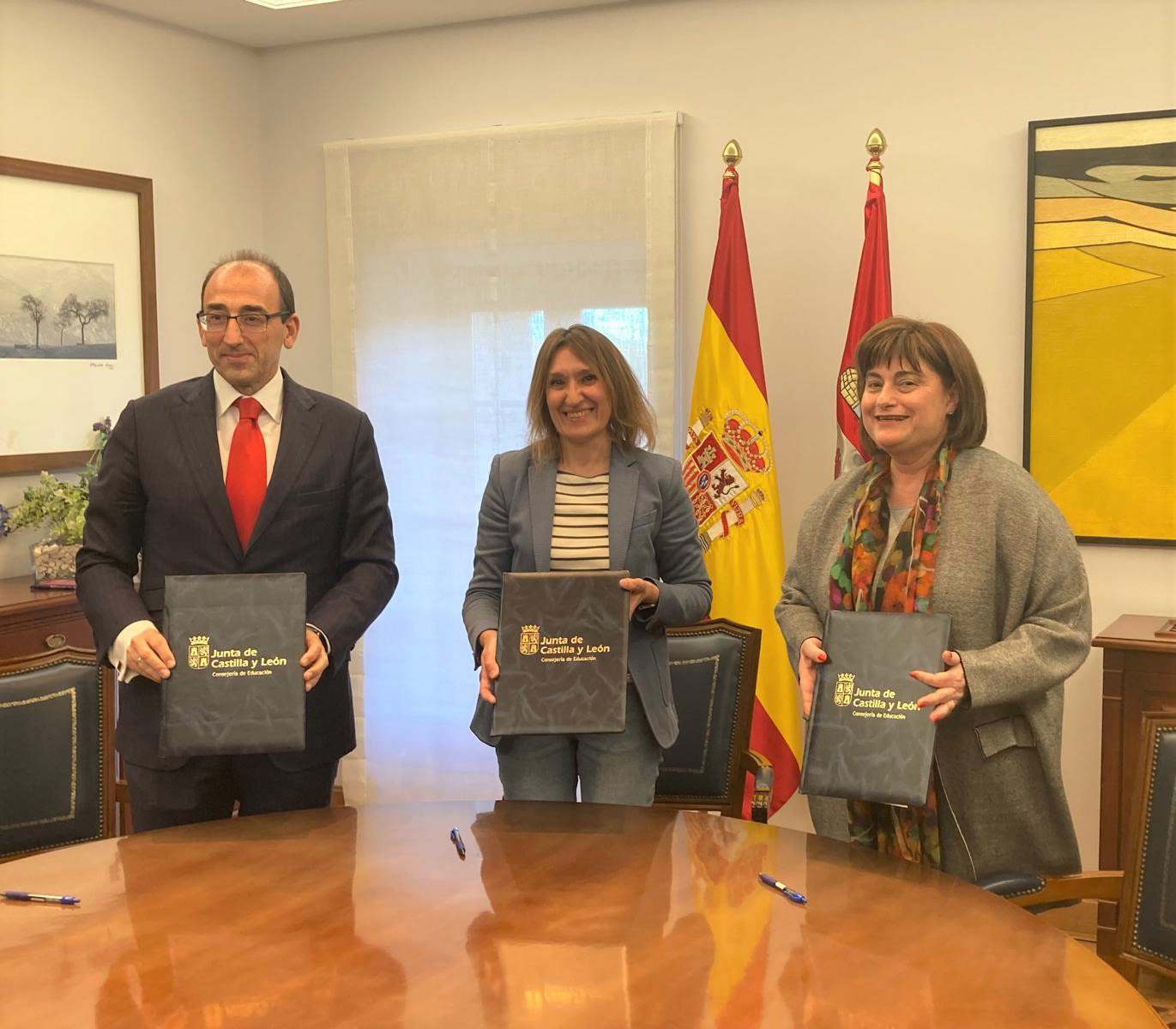 El director territorial del Banco Santander, Javier Martín, la consejera de Educación, Rocío Lucas; y la directora general de la UCEIF, Mª Begoña Torre