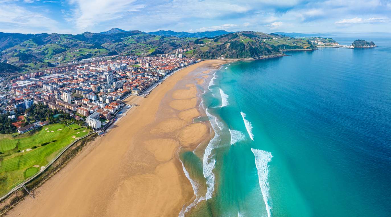 Vista aérea del pueblo de playa de Zarautz en Guipúzcua Gipuzkoa País Vasco