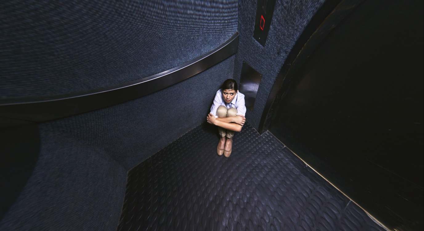 La claustrofobia es uno de los trastornos de ansiedad más comunes. Te contamos qué es y cómo tratarla.