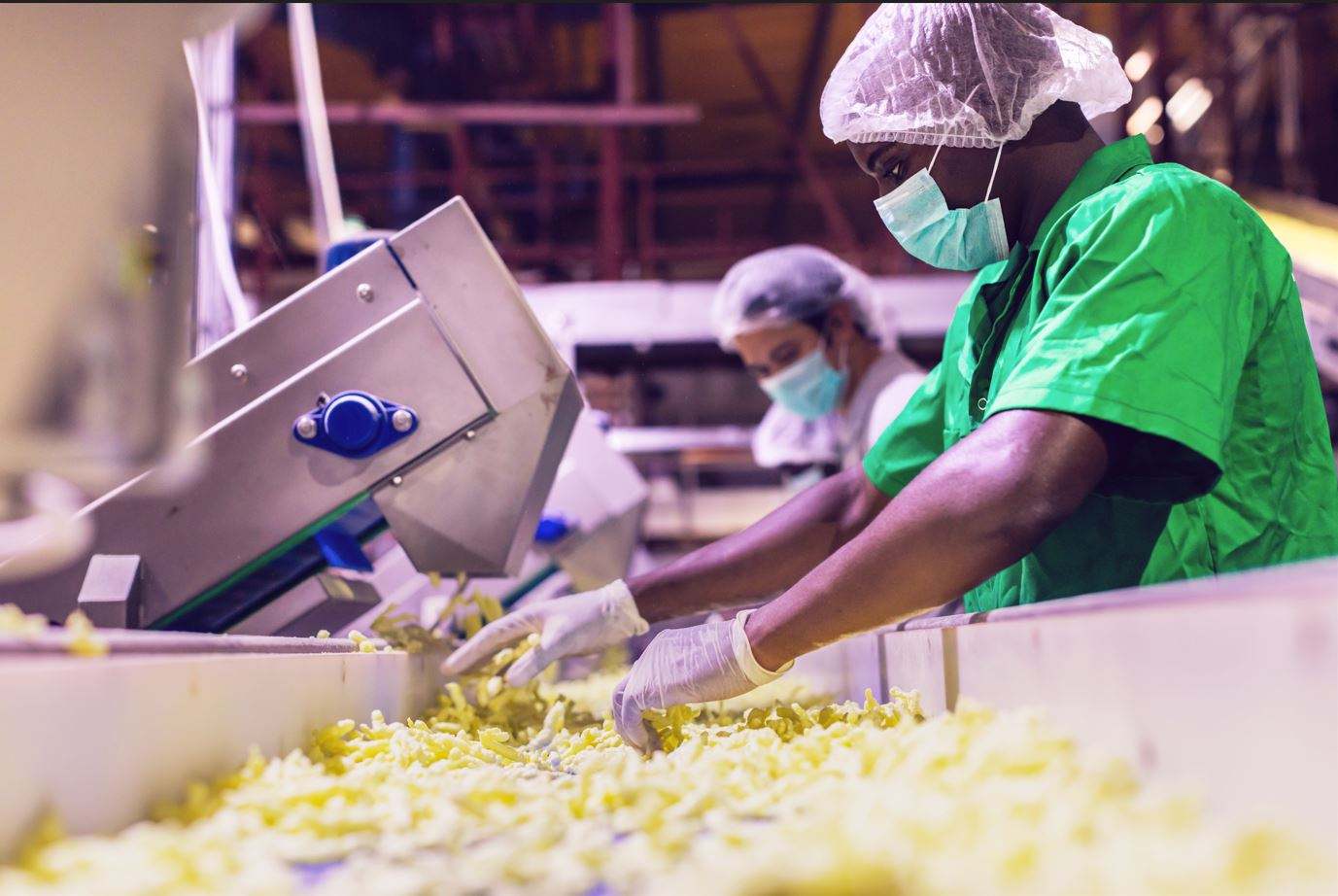 Trabajadores en una fábrica.