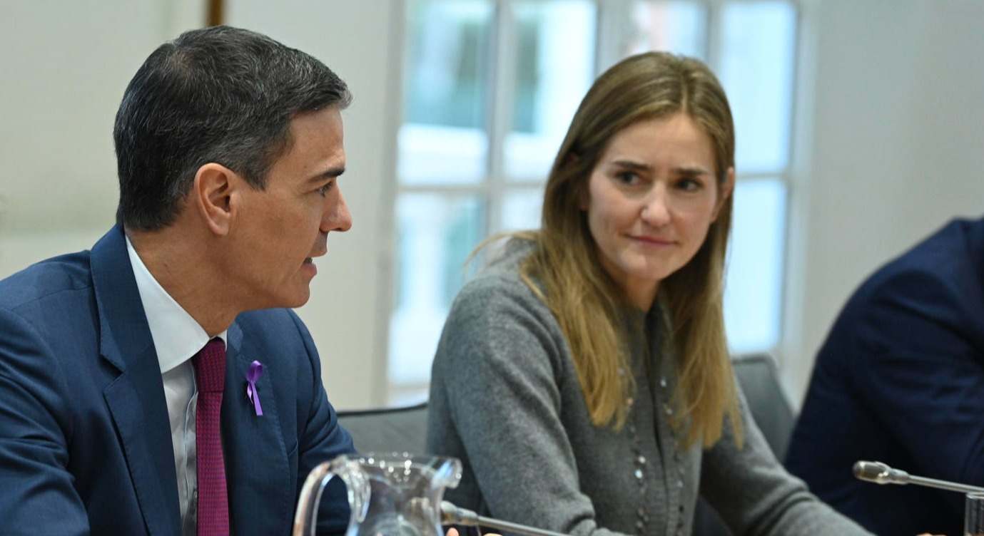 El presidente del Gobierno, Pedro Sánchez, junto a la vicepresidenta tercera y ministra de Transición Ecológica. EUROPA PRESS