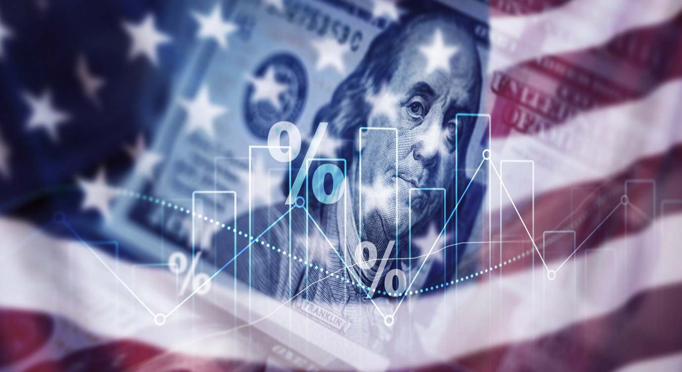 Bandera de EEUU y billete de dólar