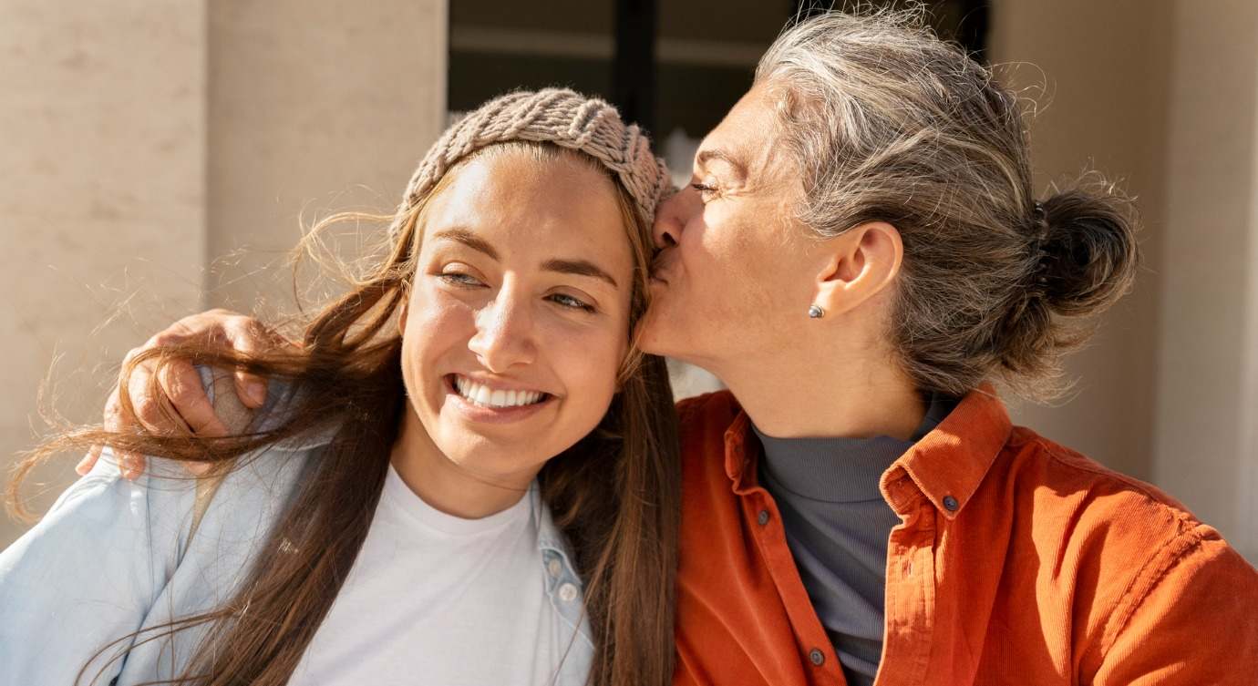 Mujer joven y mujer de mediana edad