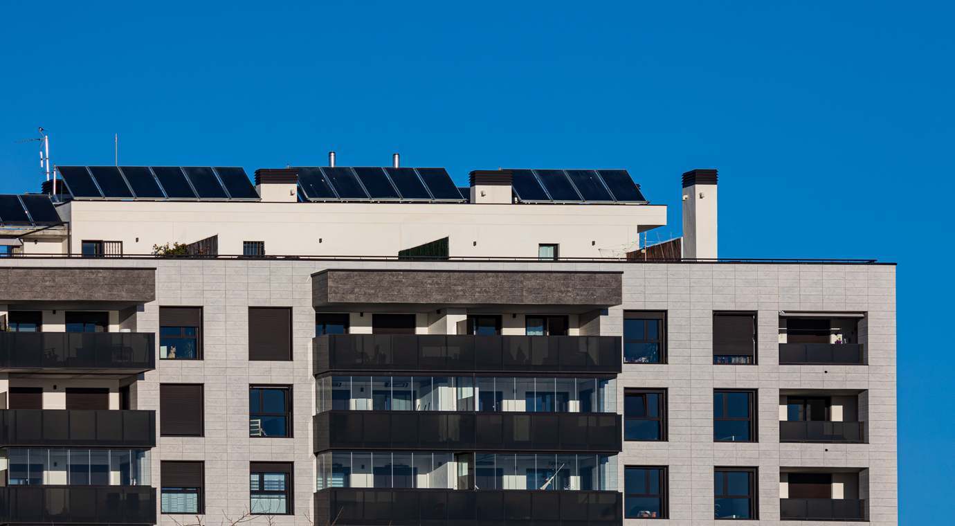 edificio viviendas paneles solares