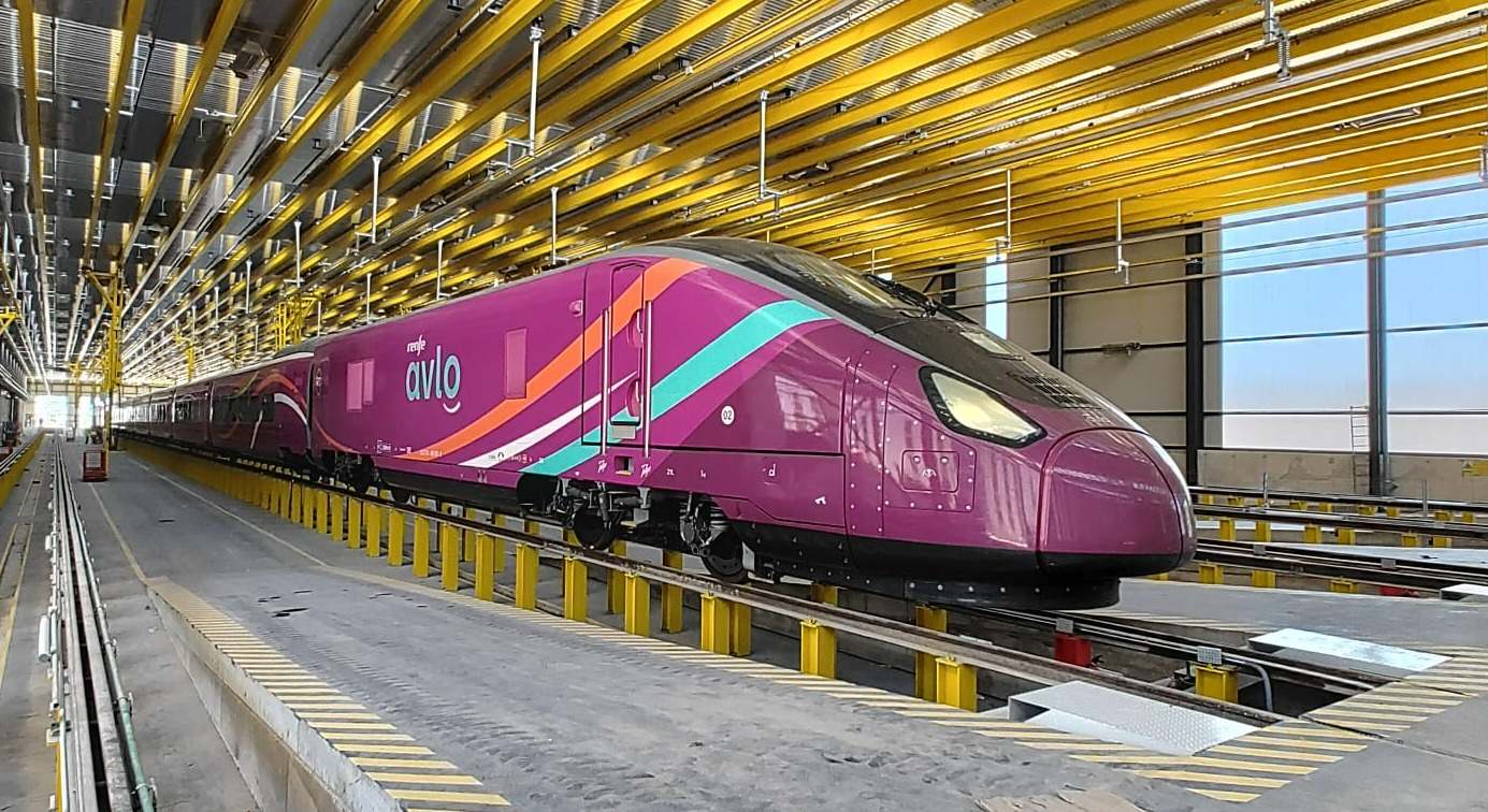 Tren de la serie 106 en los talleres de Renfe, de estética similar a los de la serie 107.