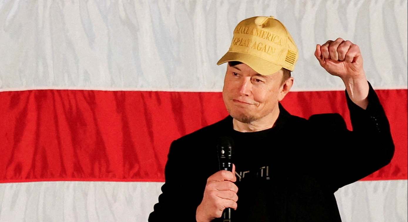 Elon Musk levanta el puño