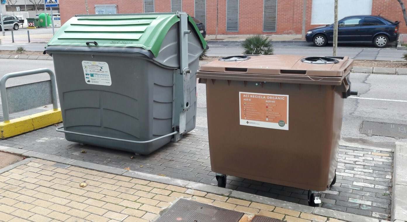 Contenedores en una calle de Castellón.