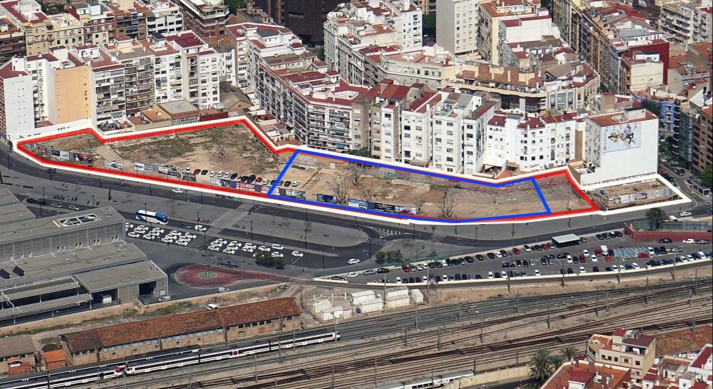 Las parcelas frente a la estación Joaquín Sorolla de Valencia.