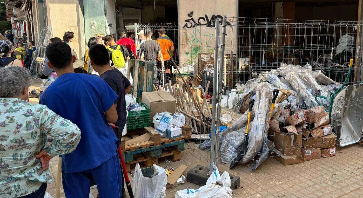Imagen de los trabajos de un local destrozado por el agua.
