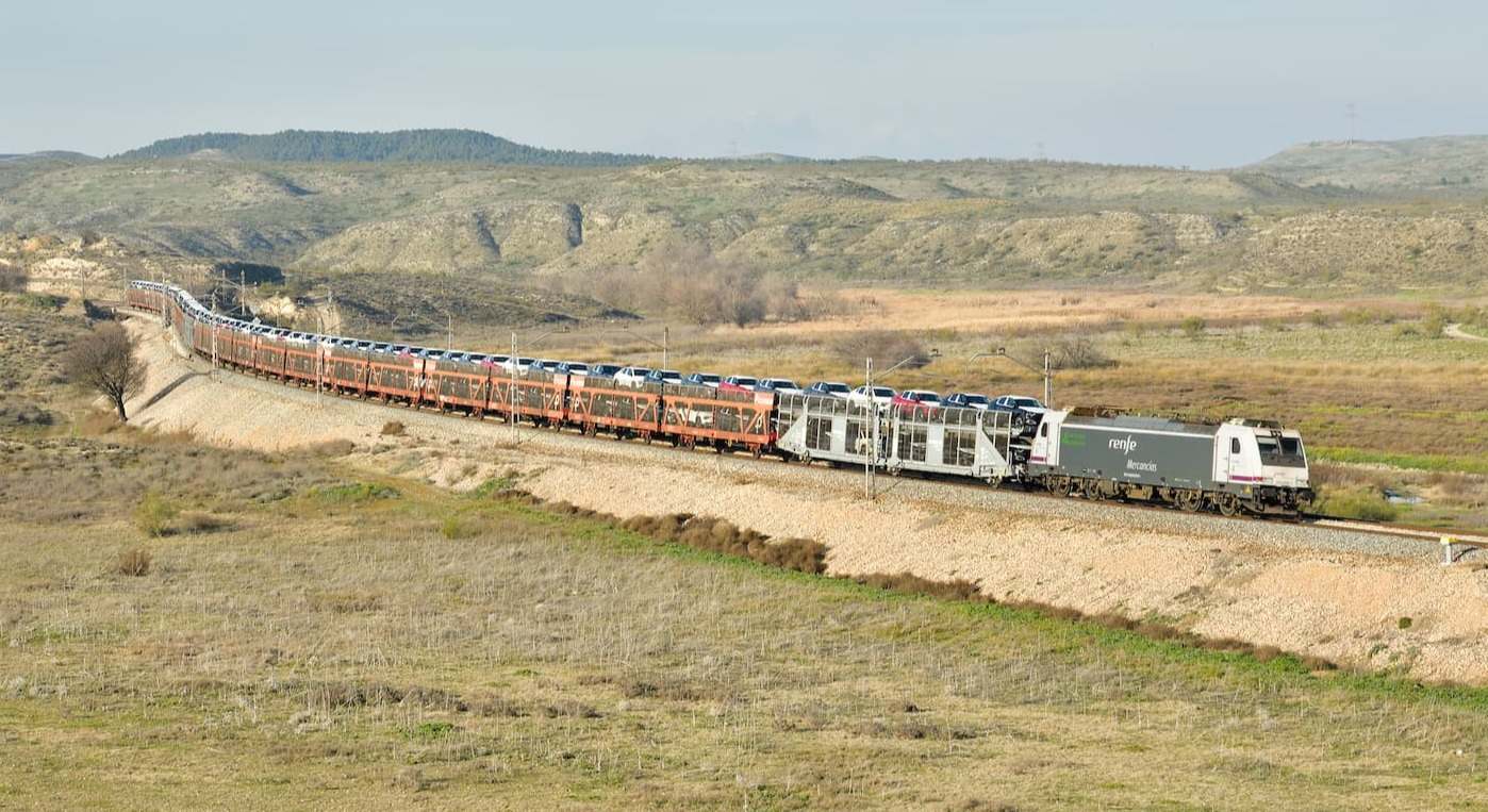 Tren Portacoches a su paso por Ciempozuelos (Madrid). / Cesare Sapienza