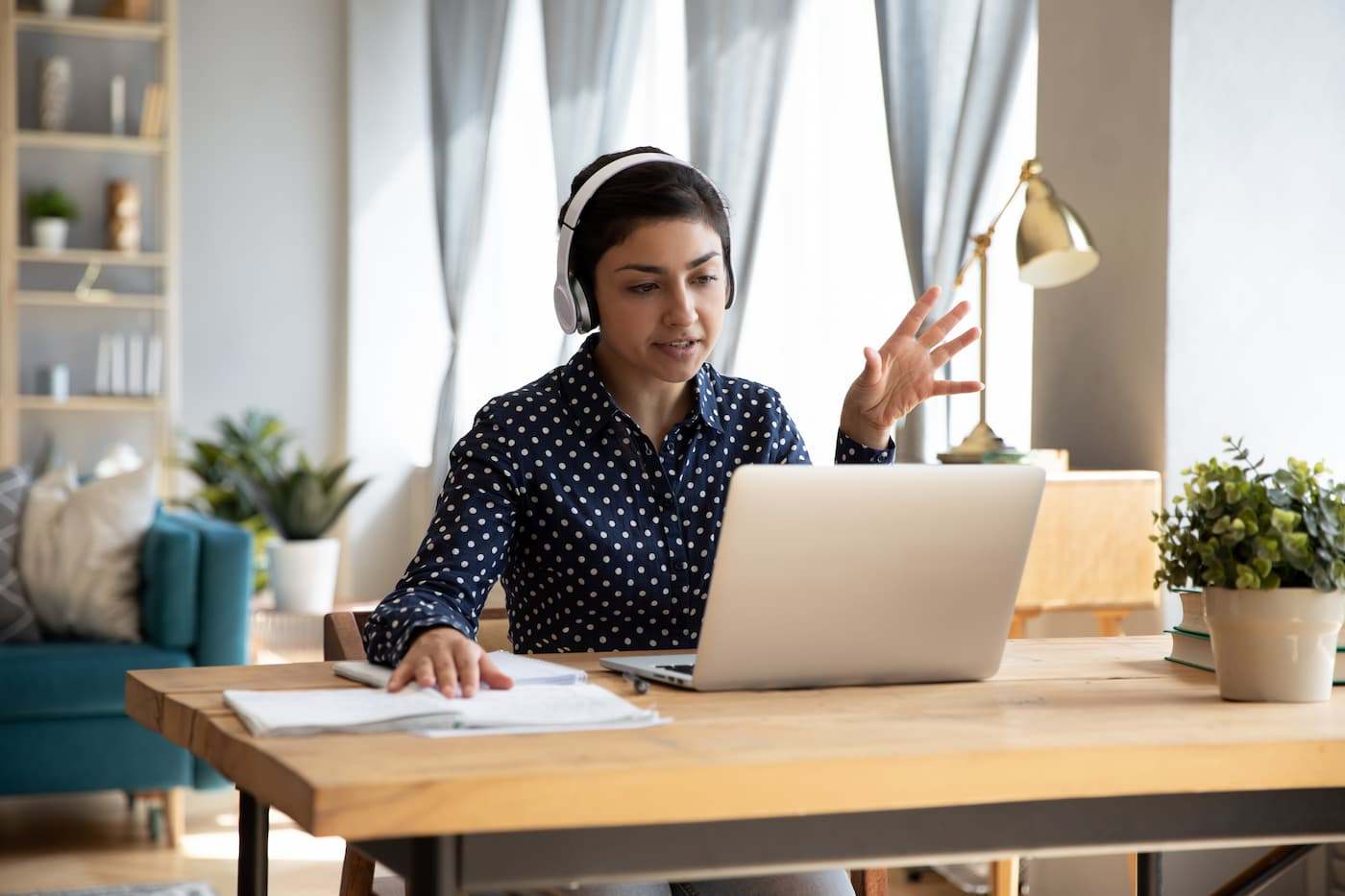 Mujer teletrabajando desde casa