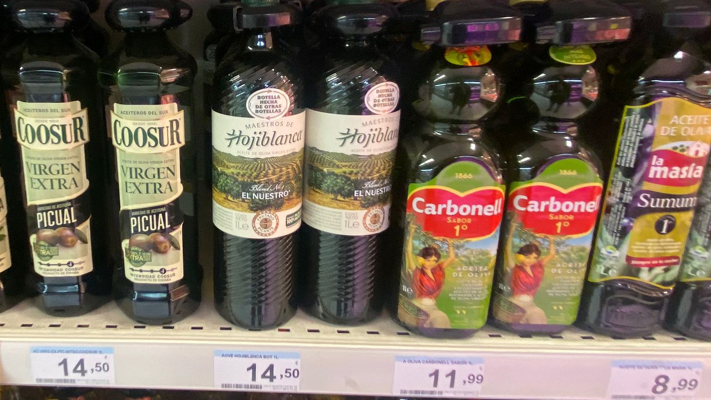 Aceites de oliva en un supermercado esta mañana.