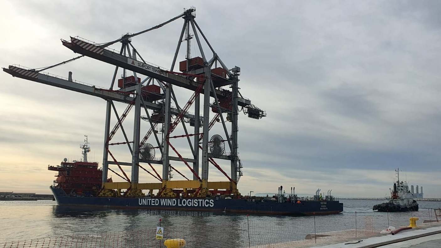 Traslado de varias grúas portuarias por barco.