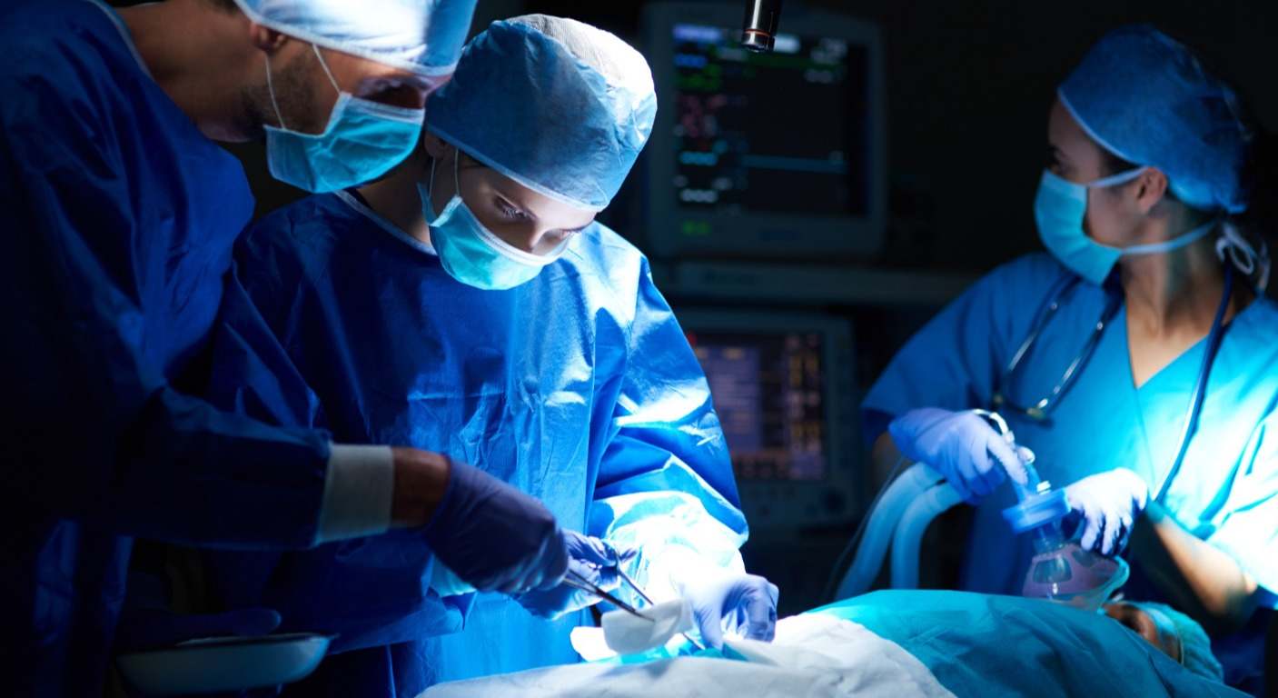 Médicos durante una intervención quirúrgica