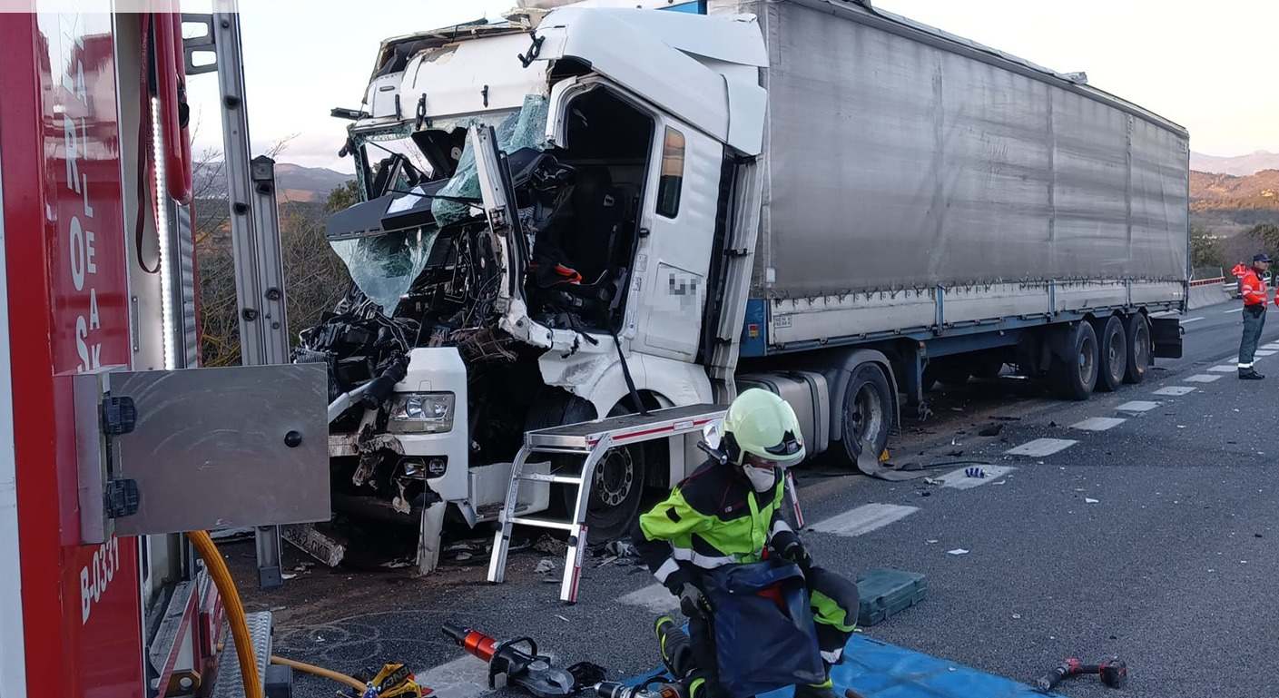 Imagen de archivo de un camión accidentado.