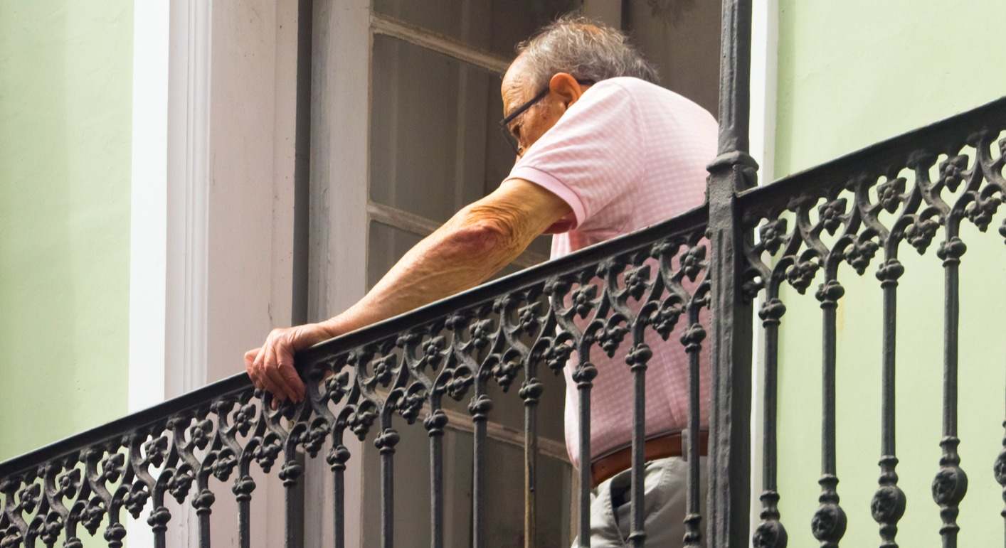 Hombre en el balcón de su vivienda. Foto: iStock