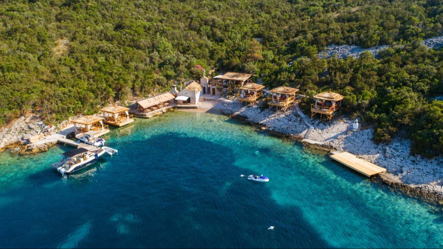 Vista aérea del restaurante Bowa en la isla de Sipan, Croacia