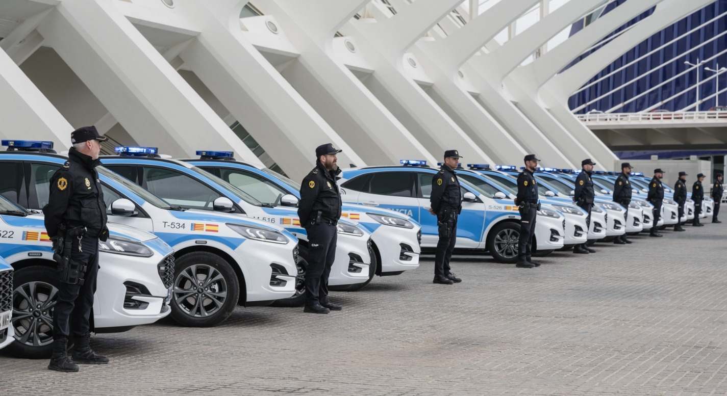 Policías de la unidad adscrita posando en una presentación de vehículos.