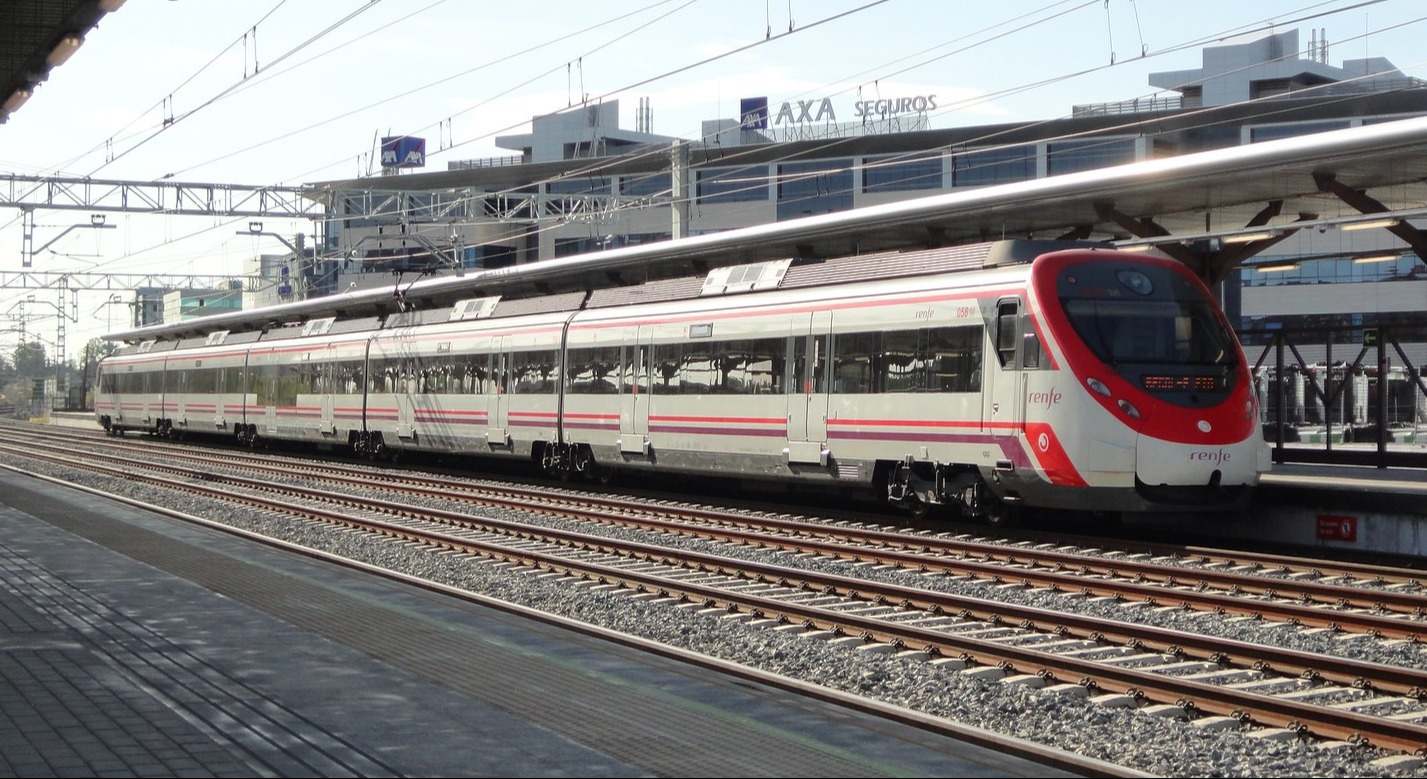 Tren de Cercanías en Fuente de la Mora (Madrid).