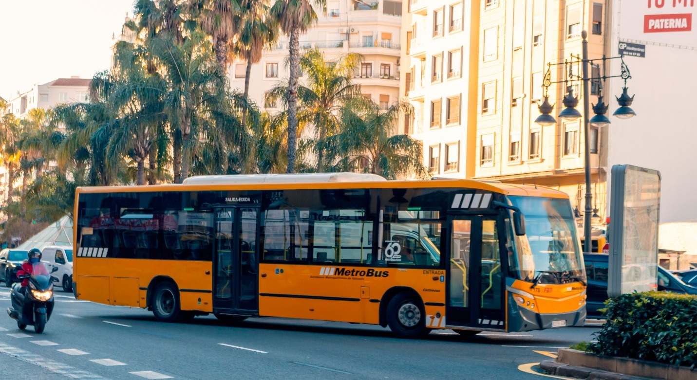 Un autobús del servicio del área metropolitana de Valencia.
