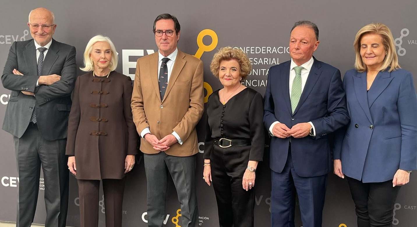 Roig, con su mujer Hortensia Herrero, Garamendi y Navarro en un momento del acto.